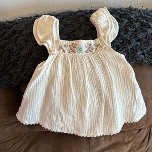 Tahari cream quilted top. 4T. Like new.